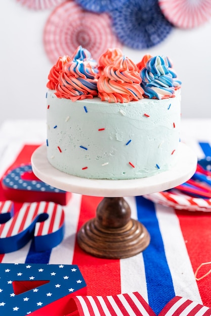 Roter, weißer und blauer runder Vanillekuchen mit Buttercreme-Zuckerguss für die Feier am 4. Juli.