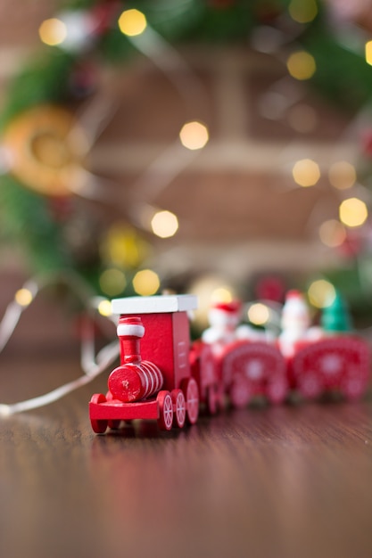 Roter Zug über Weihnachtsdekorationen