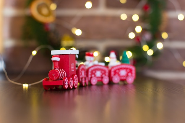 Roter Zug über Weihnachtsdekorationen