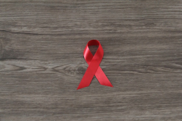 Foto rotes aids-aufklärungsband. world aids day und gesundheits- und medizinkonzept