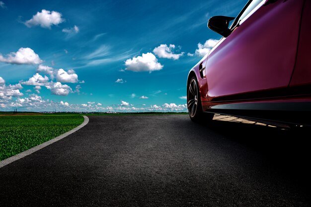 Rotes Auto auf Asphaltstraße