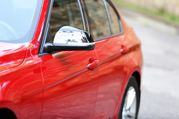 Rotes Auto im Freien