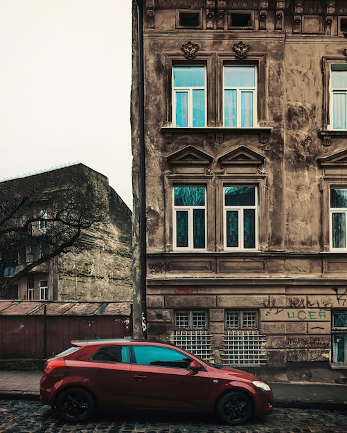 Rotes Auto in der Stadt