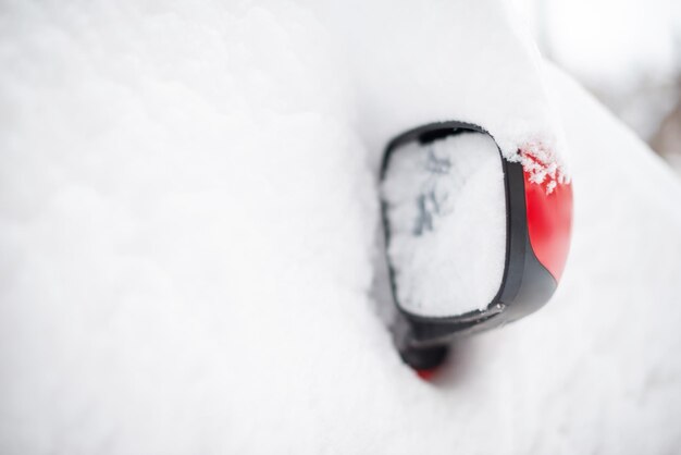 rotes Auto unter Schnee