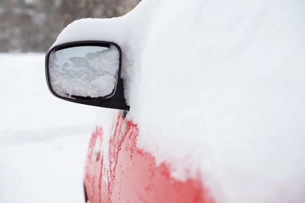 rotes Auto unter Schnee