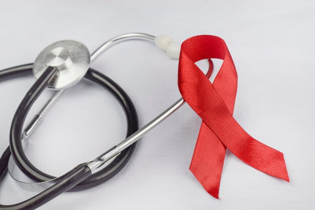 Rotes Band zum Welt-Aids-Tag