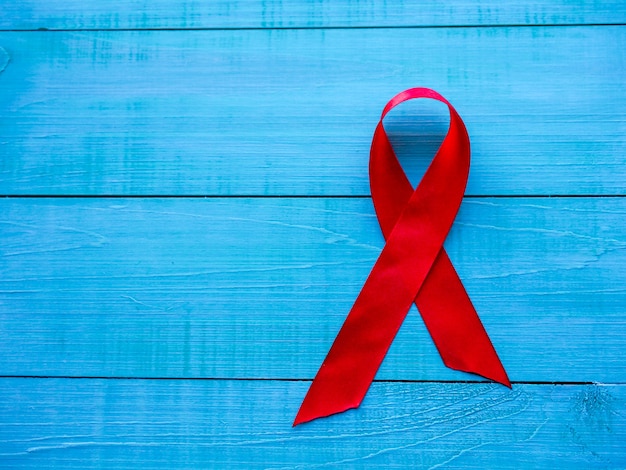 Rotes Bandbewusstsein auf Holz VIH