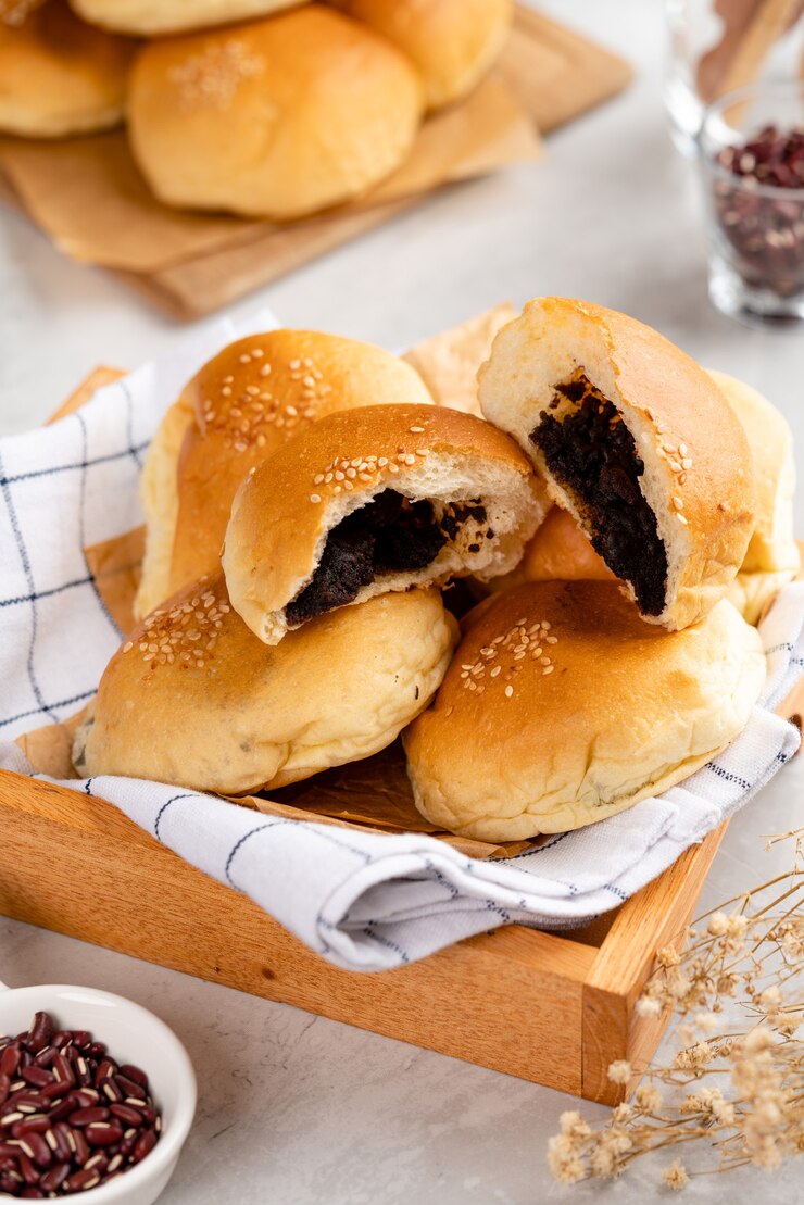 Rotes Bohnenbrot oder Anpan ist ein japanisches süßes Brötchen, das am häufigsten mit roter Bohnenpaste gefüllt ist