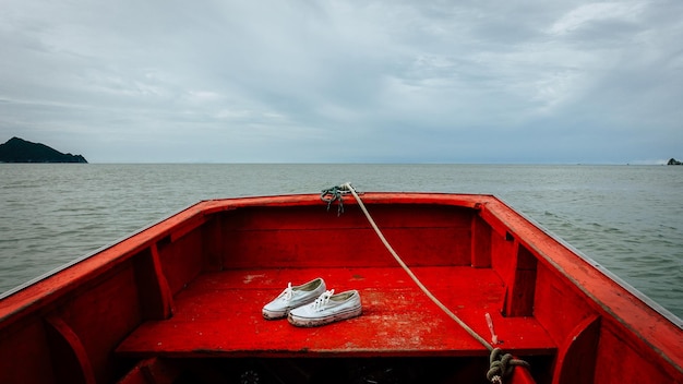 Foto rotes boot auf dem meer gegen den himmel