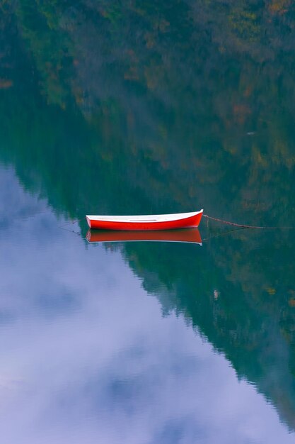 Rotes Boot im See verankert