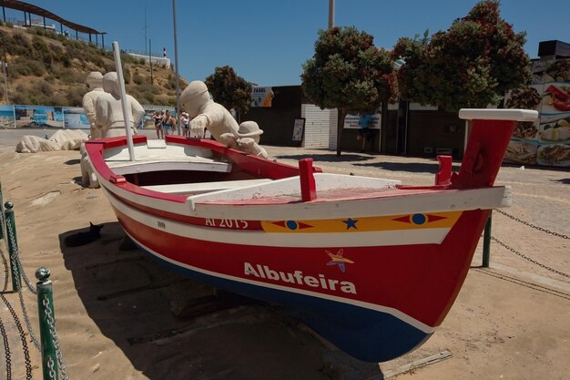 Rotes Boot mit der Aufschrift Albufeira und Fischerkunstwerk, Stadtdenkmal, Symbol Portugal