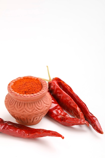 Rotes Chilipulver in einer Schüssel mit trockener roter Chili