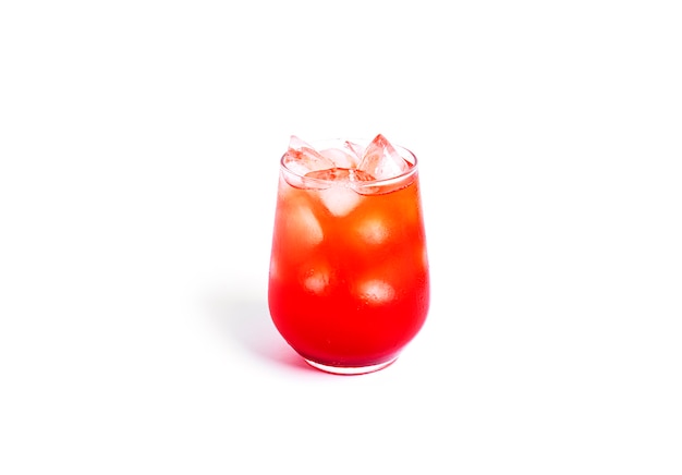 Rotes Cocktail getrennt auf einem weißen Hintergrund. Foto in hoher Qualität