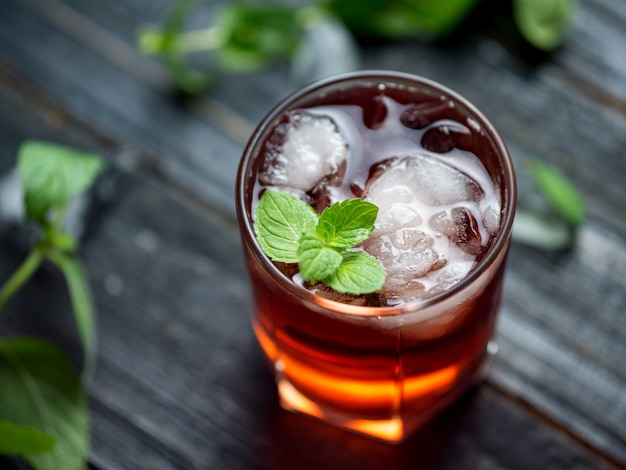 Rotes Cocktail mit Eis und Minze