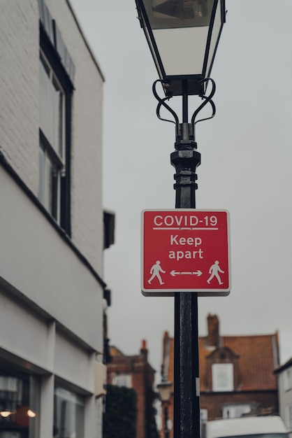 Rotes COVID-19 Keep Apart-Zeichen auf einem Bürgersteig in Rye East Sussex, Großbritannien, während der COVID-19-Pandemie