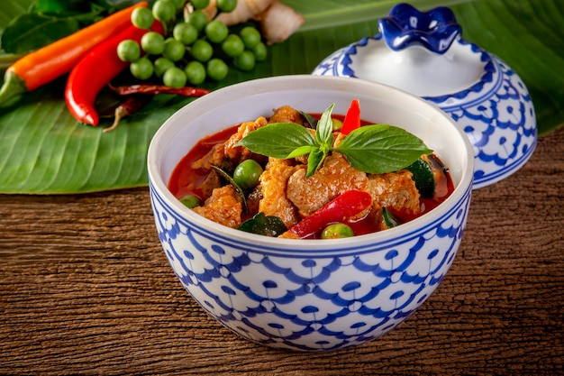 Rotes Curry-Schweinefleisch und Gemüse (Panaeng), thailändisches Lebensmittel