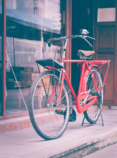 Rotes Fahrrad, das auf Straße steht