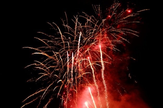 Rotes Feuerwerk im schwarzen Nachthimmel