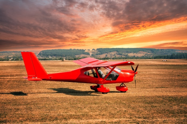 Rotes Flugzeug am Flughafen