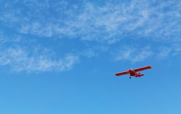 Rotes Flugzeug steigt in den Wolken an