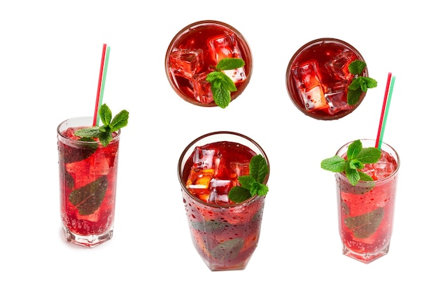 Rotes frisches Getränk mit Eis Grapefruit und Minze isoliert auf weißem Platz für Text oder Design