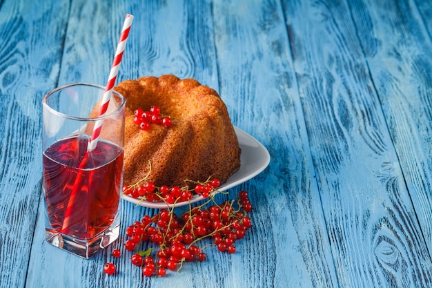 Rotes Fruchtgetränk mit Beeren und Kuchen