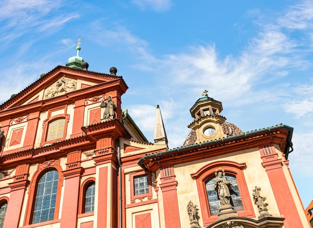 Rotes Gebäude auf dem Territorium des St.-Veits-Doms, Prag