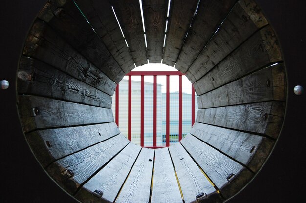 Foto rotes geländer durch ein holzfenster