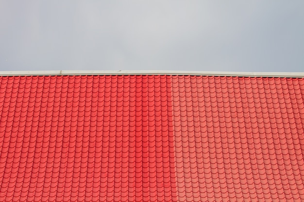 Rotes gewölbtes Fliesenelement des Dachs