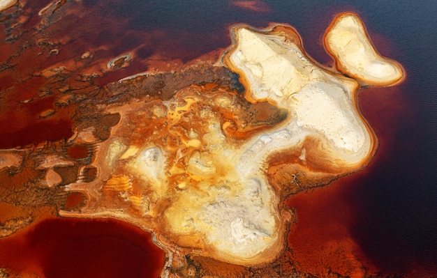 Rotes giftiges Wasser im Tank der Bergbau- und Verarbeitungsanlage.