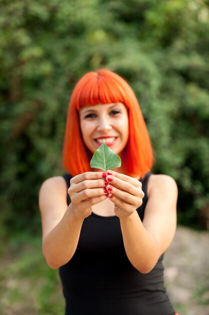 Rotes Haar Mädchen mit einem Baumblatt