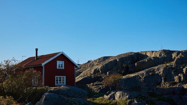 Rotes Haus am Meeresufer in der Ostsee in matten Farben im Herbst