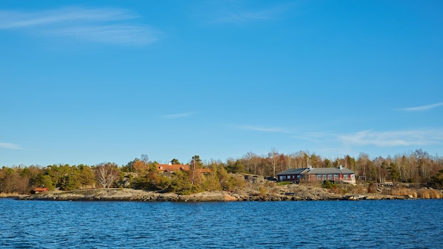 Rotes Haus am Meeresufer in der Ostsee in matten Farben im Herbst