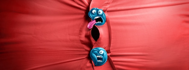 Rotes Hemd auf einem dicken Bauch mit blauen Smiley-Knöpfen