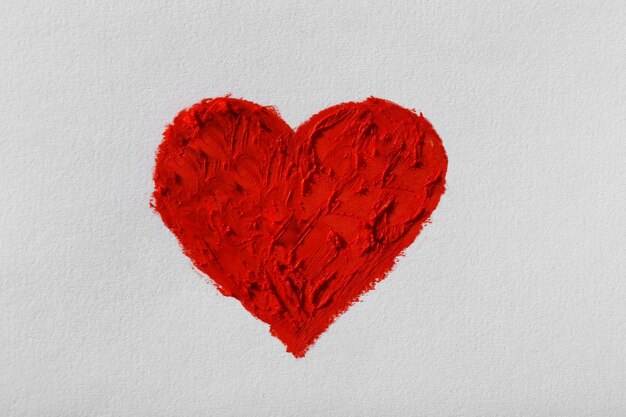 Rotes Herz auf hellem Hintergrund gemalt