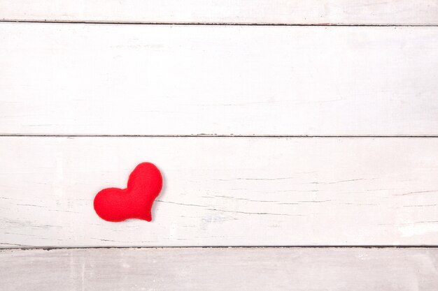 Rotes Herz auf Holztisch aus Draufsicht mit Platz für Kopie. Valentinstag Konzept.
