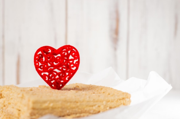 Rotes Herz auf Napoleon-Kuchen Süßes Dessert zum Valentinstag Weißer Hintergrund