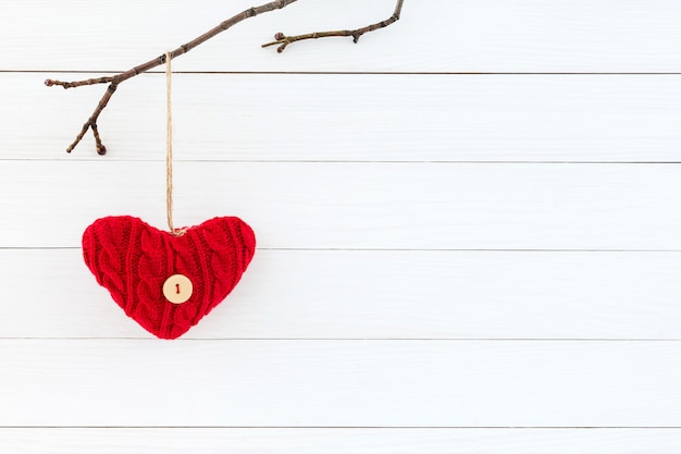 Rotes Herz auf weißem hölzernem Hintergrund. Valentinstag-Konzept.