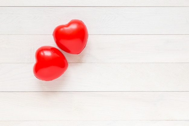 Rotes Herz der Draufsicht auf weißem hölzernem Plankenhintergrund. Für Liebe oder Valentinstag Konzept