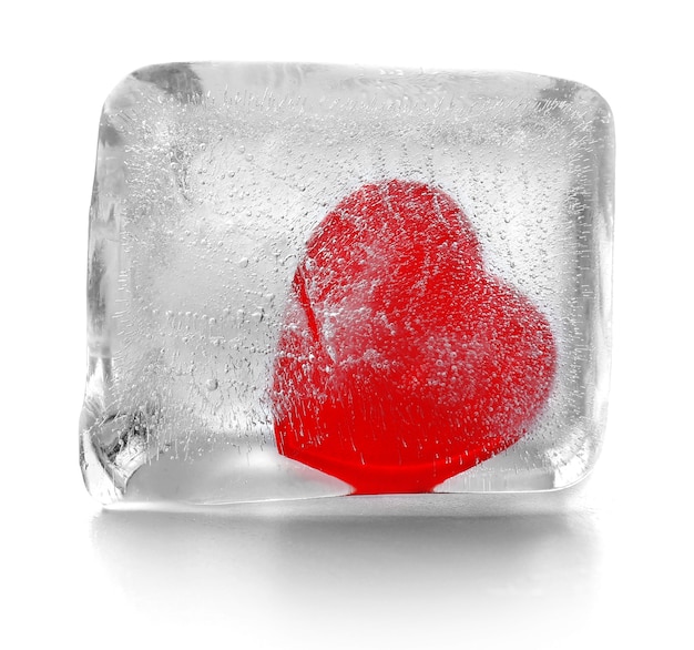 Rotes Herz im Eiswürfel isoliert auf weiß
