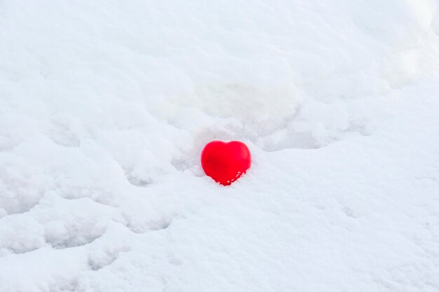 Rotes Herz im Schnee