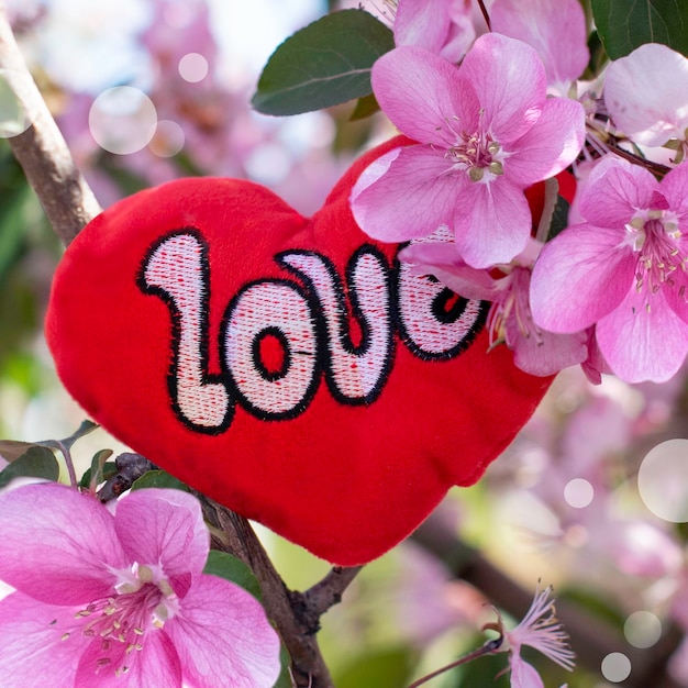 Rotes Herz in Blumen Valentinstag Hintergrund