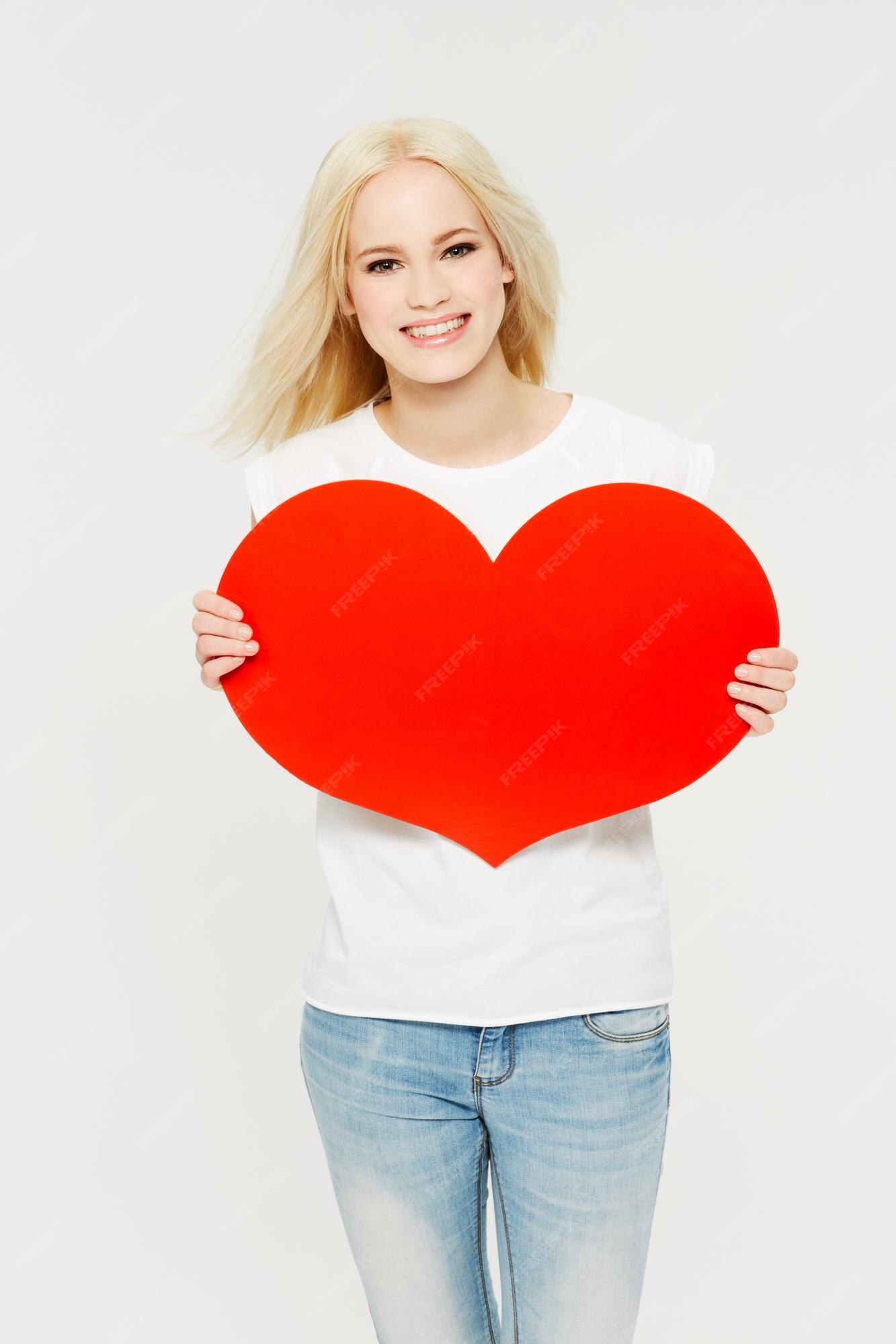 Rotes Herz Liebe und Porträt einer Frau im Studio für Frieden