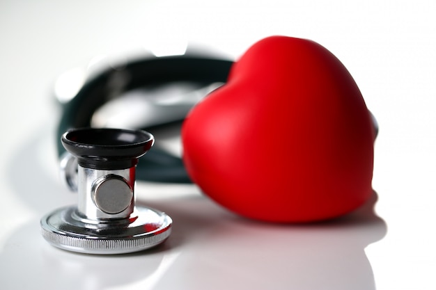 Rotes Herz und ein Stethoskop auf einem Weiß