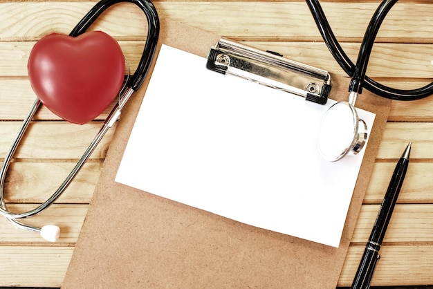 Rotes Herz und ein Stethoskop, Gesundheit und Arzt