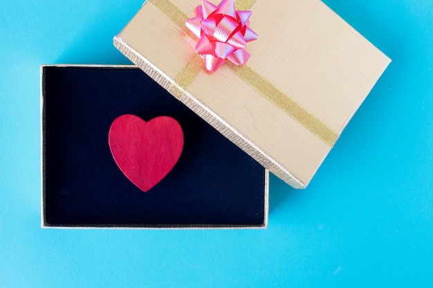 Rotes Herz und Geschenkbox-Liebes- und Valentinstagkonzept