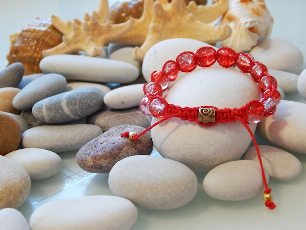 Rotes Hippie-Armband auf Steinen