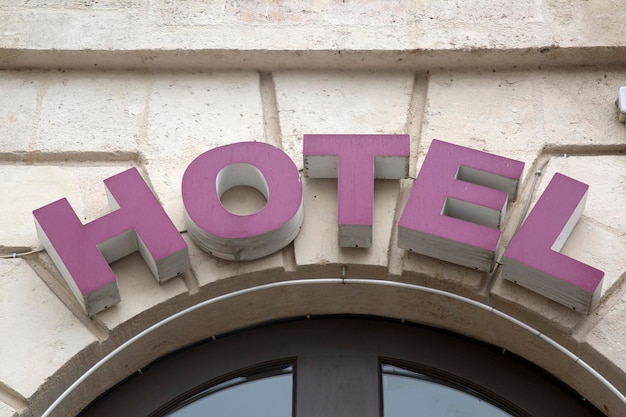 Foto rotes hotelschild an der gebäudefassade