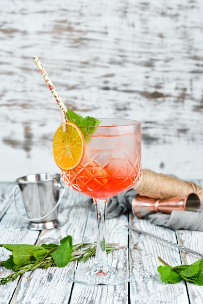 Rotes kaltes Sommercocktailgetränk