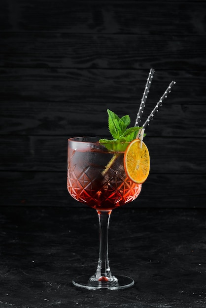 Rotes kaltes Sommercocktailgetränk